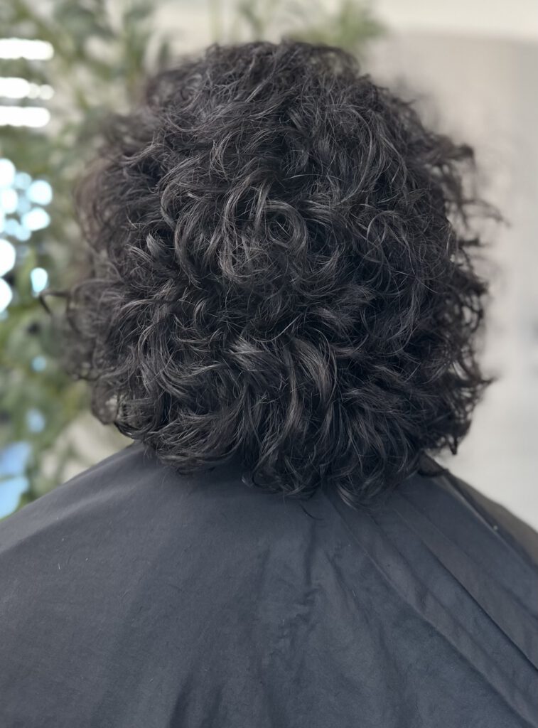 Lockenhaarschnitt mit short layers